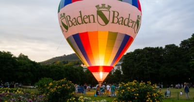 Die Heißluftballon-Show vor dem Kurhaus Baden-Baden ist Teil des Rahmenprogramms des Oldtimertreffens