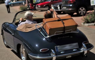 Rückansicht von einem schwarzen Porsche Oldtimer, auf dem Weg zur Ausfahrt des Internationalen Oldtimer-Meetings