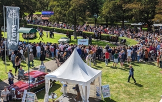 Das Oldtimer Meeting Team war mit einem Stand und zwei Fahrzeugen beim Baden Galopp in Iffezheim