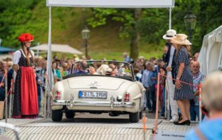 Beiger Mercedes Roadster von hinten