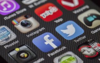 Social-Media App-Kacheln auf einem Bildschirm.