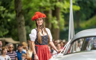 Frau mit traditioneller Schwarzwälder Tracht auf dem Oldtimer Treffen